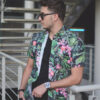 Camisa de manga corta con estampado floral FOR2235 — en modelo
