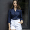 Camisa básica azul marino FOR3016 — en modelo