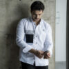 Camisa blanca con parche negro FOR2254 — detalle