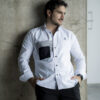 Camisa blanca con parche negro FOR2254 — en modelo