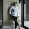 Camisa blanca con parche negro FOR2254 — vista lateral