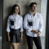 Camisa blanca con parche negro FOR2254 — detalle de tela
