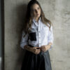 Camisa blanca con parche negro FOR2260 — en modelo