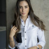 Camisa blanca con parche negro FOR2260 — vista posterior