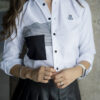 Camisa blanca con parche negro FOR2260 — vista frontal