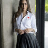 Camisa blanca con parche de corazón FOR2292 — en modelo
