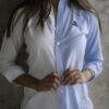Camisa de combinaciones blanco y azul cielo FOR2458 — vista frontal