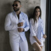 Camisa de combinaciones blanco y azul cielo FOR2458 — en modelo