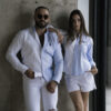Camisa de combinaciones azul cielo y blanco FOR2452 — en modelo