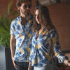 Camisa azul con estampado FOR2491 — en modelo