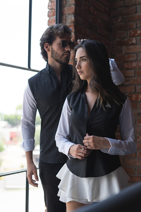 Camisa de combinaciones blanco y negro FOR2506 — en modelo