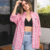 Camisa de cuadros rojos FOR2521 — en modelo