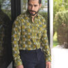Camisa verde con estampado EQ323 — en modelo