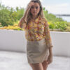 Camisa amarilla con estampado EQ324 — en modelo