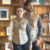 Camisa de combinaciones caqui, arena y gris FOR2589 — en modelo