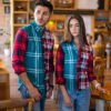 Camisa de combinaciones de cuadros gris y rojos EQ349 — vista frontal