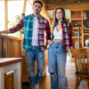 Camisa de combinaciones de cuadros gris y rojos EQ349 — en modelo