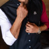 Camisa de combinaciones negro, blanco y vino FOR2638 — en modelo