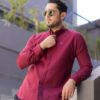 Camisa oxford vino EQ357 — en modelo