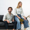 Camisa de rayas blancas y verdes EQ370 — en modelo