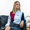 Camisa de combinaciones blanca, azul marino y vino FOR2660 — en modelo