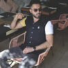 Camisa negra de manga corta y combinaciones amarillo y blanco FOR1924 — vista posterior