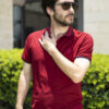 Playera polo roja POL0002 — en modelo