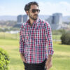 Camisa de cuadros rojos, azules y blancos EQ396 — en modelo
