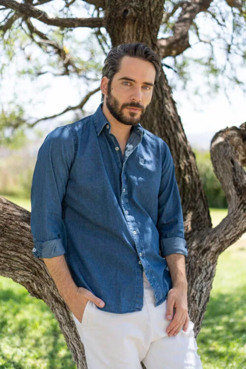 Camisa básica de mezclilla oscura EQ401 — detalle de tela