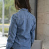 Camisa de mezclilla clara con bolsillos FOR2723 — vista lateral