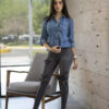Camisa de mezclilla clara con bolsillos FOR2723 — vista posterior