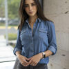 Camisa de mezclilla clara con bolsillos FOR2723 — detalle