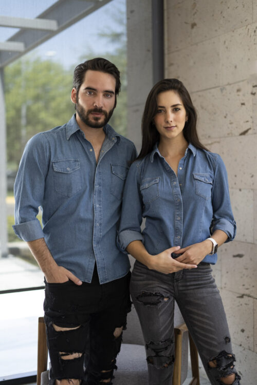 Alternative view of Camisa de mezclilla clara con bolsillos | EQ402