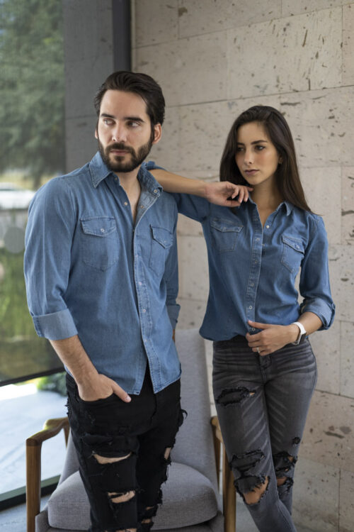 Camisa de mezclilla clara con bolsillos | EQ402