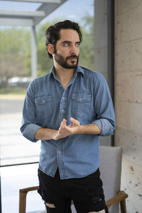 Camisa de mezclilla clara con bolsillos EQ402 — vista lateral