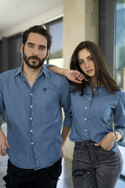 Camisa básica de mezclilla clara EQ400 — vista posterior