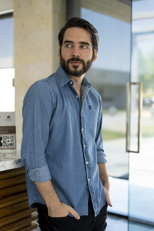 Camisa básica de mezclilla clara EQ400 — vista lateral