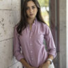 Camisa básica color cereza EQ403 — en modelo
