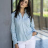 Camisa básica color menta EQ404 — en modelo