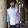 Camisa de combinaciones blanca, verde y cereza FOR2726 — en modelo