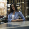 Camisa de rayas azul, blanco y gris FOR2741 — en modelo