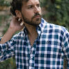 Camisa de cuadros verde y marino EQ412 — en modelo
