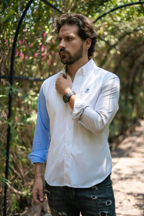 Camisa de combinaciones blanca, azul y beige FOR2727 — vista posterior