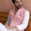 Camisa de combinaciones naranja, azul cielo y blanco FOR2750 — en modelo