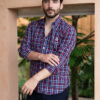 Camisa de cuadros azul marino y rojo FOR2754 — en modelo