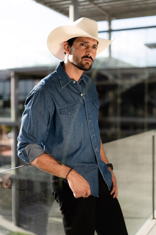 Camisa de mezclilla oscura con bolsa EQ425 — en modelo