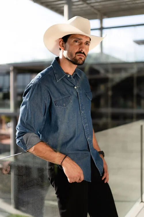 Camisa de mezclilla oscura con bolsa EQ425 — en modelo