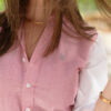 Camisa de combinaciones ladrillo, marino y blanco FOR2777 — en modelo