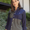 Camisa de combinaciones verde y marino EQ440 — en modelo