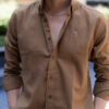 Camisa básica de lino color café FOR2790 — en modelo